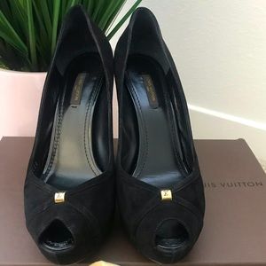 Authentic LV peep-toe platforms, (sz 8) Beautiful! Size 39 runs more like 8.50.
